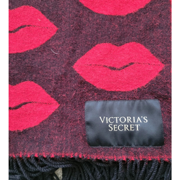 Victoria Secret Lips Print Throw Scarf Red Black 51" x 58" Excellent Condition - Picture 8 of 8
